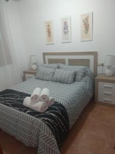 Un dormitorio con dos toallas en una cama. en ARCO DE VILLALAR, en Baeza
