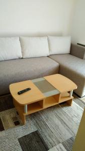 ein Wohnzimmer mit einem Sofa und einem Couchtisch in der Unterkunft Apartman Gogi in Zlatibor