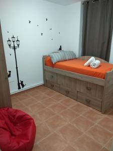 1 dormitorio con 1 cama con sábanas de color naranja y lámpara en ARCO DE VILLALAR, en Baeza 18 fotos más