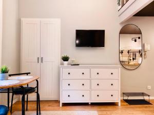 Telewizja i/lub zestaw kina domowego w obiekcie Cozy Studio with mezzanine - Old Town, Kazimierz