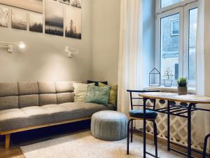 salon z kanapą i stołem w obiekcie Cozy Studio with mezzanine - Old Town, Kazimierz w Krakowie