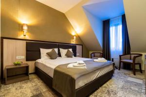 Postel nebo postele na pokoji v ubytování Hotel IZVOARE Caciulata
