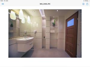een badkamer met een wastafel, een toilet en een deur bij PIANO CAFE b&b in Mielec