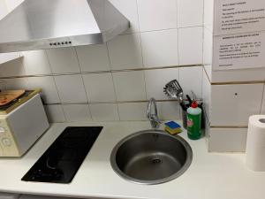 A kitchen or kitchenette at Apartamentos Torr en Madrid - Chamartín