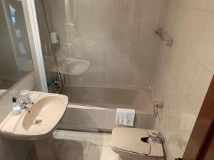 A bathroom at Apartamentos Torr en Madrid - Chamartín