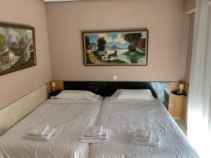 A bed or beds in a room at Apartamentos Torr en Madrid - Chamartín