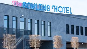 un bâtiment avec un panneau indiquant l'hôtel bowling dans l'établissement The Bowling Hotel, à Grens