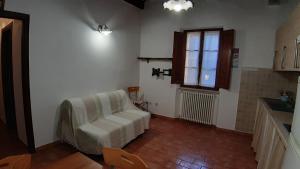 a living room with a couch and a window at Appartamento Porta Nova in Rapolano Terme