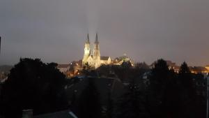 Blick auf eine Stadt mit einem Schloss im Hintergrund in der Unterkunft Appartements Andrea in Klosterneuburg