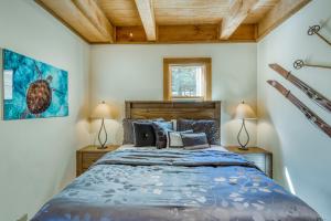 una camera con un letto e due lampade di Cheery Gold Bend Family Condo a Truckee Altre 24 foto