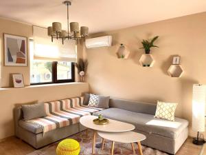 A seating area at BOHO Chic Apartment nearby the Beach