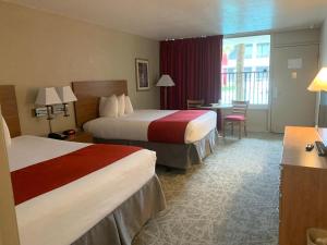 Ein Bett oder Betten in einem Zimmer der Unterkunft Ramada by Wyndham Kissimmee Gateway - Free Theme Park Shuttle