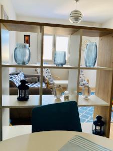 een kamer met planken met blauwe glazen vazen erop bij Sunset Suite in Bar