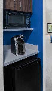 A kitchen or kitchenette at Holiday Inn Express & Suites Bryan - College Station, an IHG Hotel