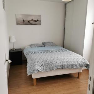 um quarto com uma cama e uma fotografia na parede em Résidence Hôtel Les Joséphines em Rueil-Malmaison