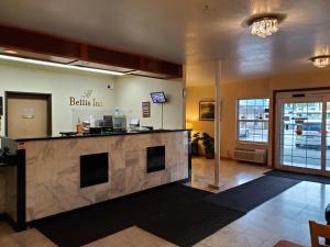 a lobby with a bar in a dental office at Bellis Inn in Bellingham