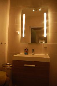 y baño con lavabo y espejo. en Apartament Bobrowiecka, en Varsovia