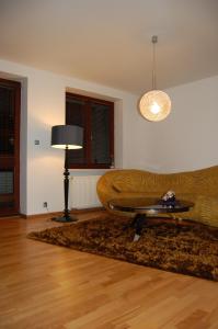 sala de estar con sofá y mesa en Apartament Bobrowiecka, en Varsovia