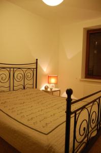 En eller flere senge i et værelse på Apartament Bobrowiecka