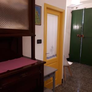 a room with a green door and a wooden cabinet at La Ginestra in Corniglia