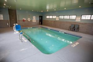 - une grande piscine dans un bâtiment dans l'établissement Holiday Inn Express & Suites Locust Grove, an IHG Hotel, à Locust Grove
