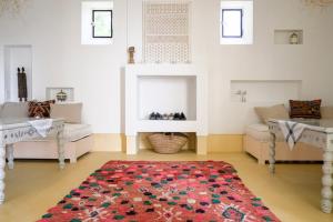 salon z kanapą i dywanem w obiekcie Riad Lamp w mieście Nanjo