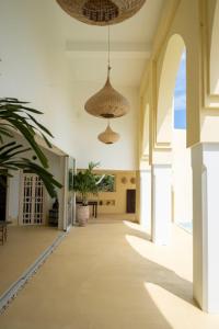 南城的住宿－Riad Lamp，建筑的走廊,有两盏吊灯