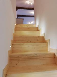 - un escalier dans une maison revêtue de parquet dans l'établissement Cara Studio cu parcare - Cluj-Napoca zona Republicii, à Cluj-Napoca