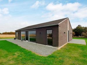 un piccolo edificio in mattoni su un prato di 6 person holiday home in Slagelse a Slagelse