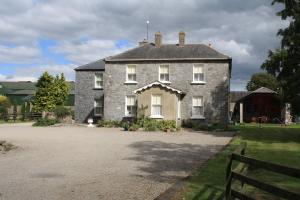 a large stone house with a large driveway at Moate Lodge in Athy