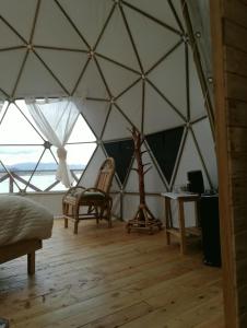 TV a/nebo společenská místnost v ubytování Glamping Chinu