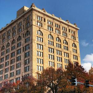 wysoki budynek z drzewem przed nim w obiekcie Abode Pittsburgh - Downtown Convention Center w mieście Pittsburgh