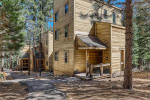 una grande casa di legno nel bosco di Cheery Gold Bend Family Condo a Truckee