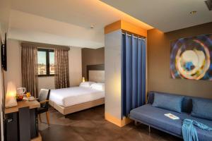 ein Hotelzimmer mit einem Bett und einem Sofa in der Unterkunft Best Western Plus Hotel Spring House in Rom