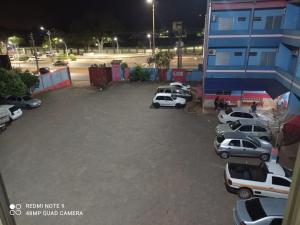 eine Gruppe von Autos, die auf einem Parkplatz geparkt sind in der Unterkunft FRONTIER PALACE HOTEL in Ponta Porã