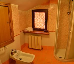 baño con lavabo, ventana y ducha en Villa Silvia, en Acquasanta Terme