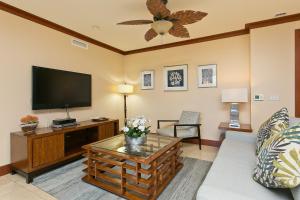 TV a/nebo společenská místnost v ubytování Luxury Pool front Ko Olina Beach Rental Ground Floor B105 2BR free parking