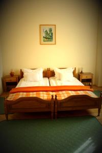 1 dormitorio con 2 camas individuales y una foto en la pared en Hotel Tivoli, en Sovata