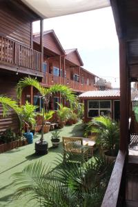 een binnenplaats van een resort met palmbomen en banken bij Hotelito Villas Holbox in Holbox Island