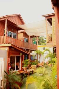 Casa con patio con mesas y bancos en Hotelito Villas Holbox en Holbox Island