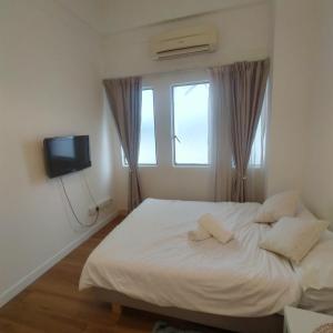 ein Schlafzimmer mit einem weißen Bett und einem Fenster in der Unterkunft Digital Nomad House KL Bukit Bintang - Self service shared bathroom apartment in Kuala Lumpur
