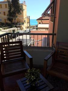 un balcón con 2 sillas y una mesa con una planta en New fegina en Monterosso al Mare