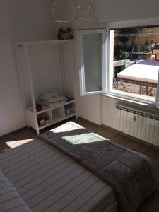 1 dormitorio con cama y ventana en New fegina, en Monterosso al Mare
