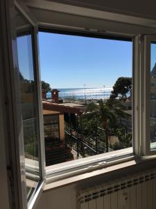 una finestra con vista sulla spiaggia di New fegina a Monterosso al Mare