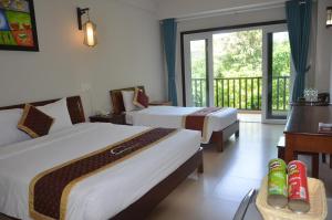 Postel nebo postele na pokoji v ubytování Sunshine Hoian Hotel