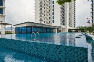 ein Schwimmbad in der Mitte eines Gebäudes in der Unterkunft Miko's Studio @ Setia Convention in Shah Alam