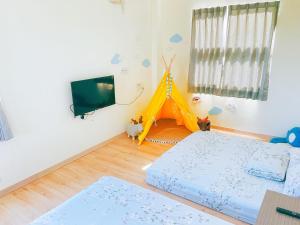 a bedroom with a bed and a tv on a wall at 枋山六號 in Fangshan