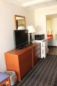un televisor en un tocador en una habitación de hotel en Motel Reedsburg, en Reedsburg