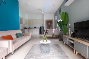 uma sala de estar com um sofá e uma mesa em Urban Tropic@Midhill Genting Highland (Free Wi-Fi) em Genting Highlands