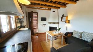 A television and/or entertainment centre at La Placeta Guesthouse